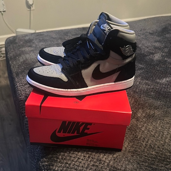 Nike Women’s Black/Gray High-Top Retro 1s - Picture 3 of 6